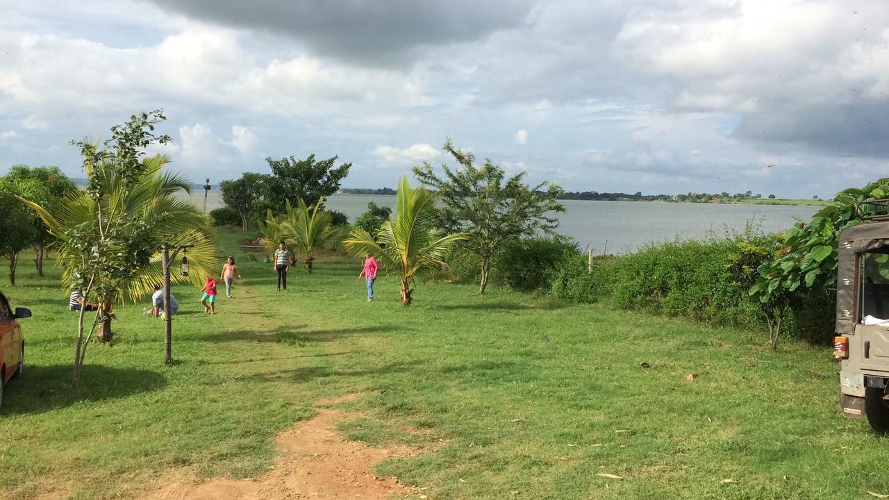 The Peepal Tree, Kabini Begur Luaran gambar