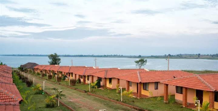 The Peepal Tree, Kabini Begur Luaran gambar