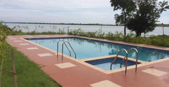 The Peepal Tree, Kabini Begur Luaran gambar